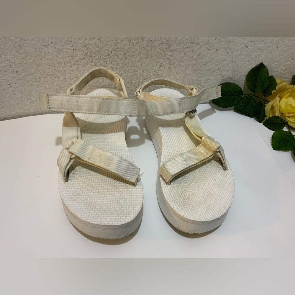 White platform sandal 1.75" The Flatform Universal Teva outdoor shoe Size 9